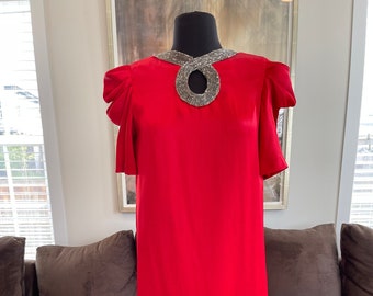 Vestido de cóctel de satén rojo de Pierre Cardin de los años 60