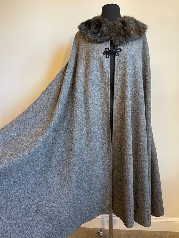 1970s Grey Cape with Faux Fur Collar