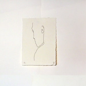 Puede incluir: Un dibujo en blanco y negro de una persona de perfil, con la cabeza y los hombros. El dibujo est&aacute; sobre un fondo blanco.