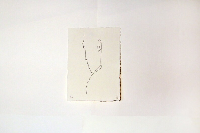 Puede incluir: Un dibujo en blanco y negro de una persona de perfil, con la cabeza y los hombros. El dibujo est&aacute; sobre un fondo blanco.