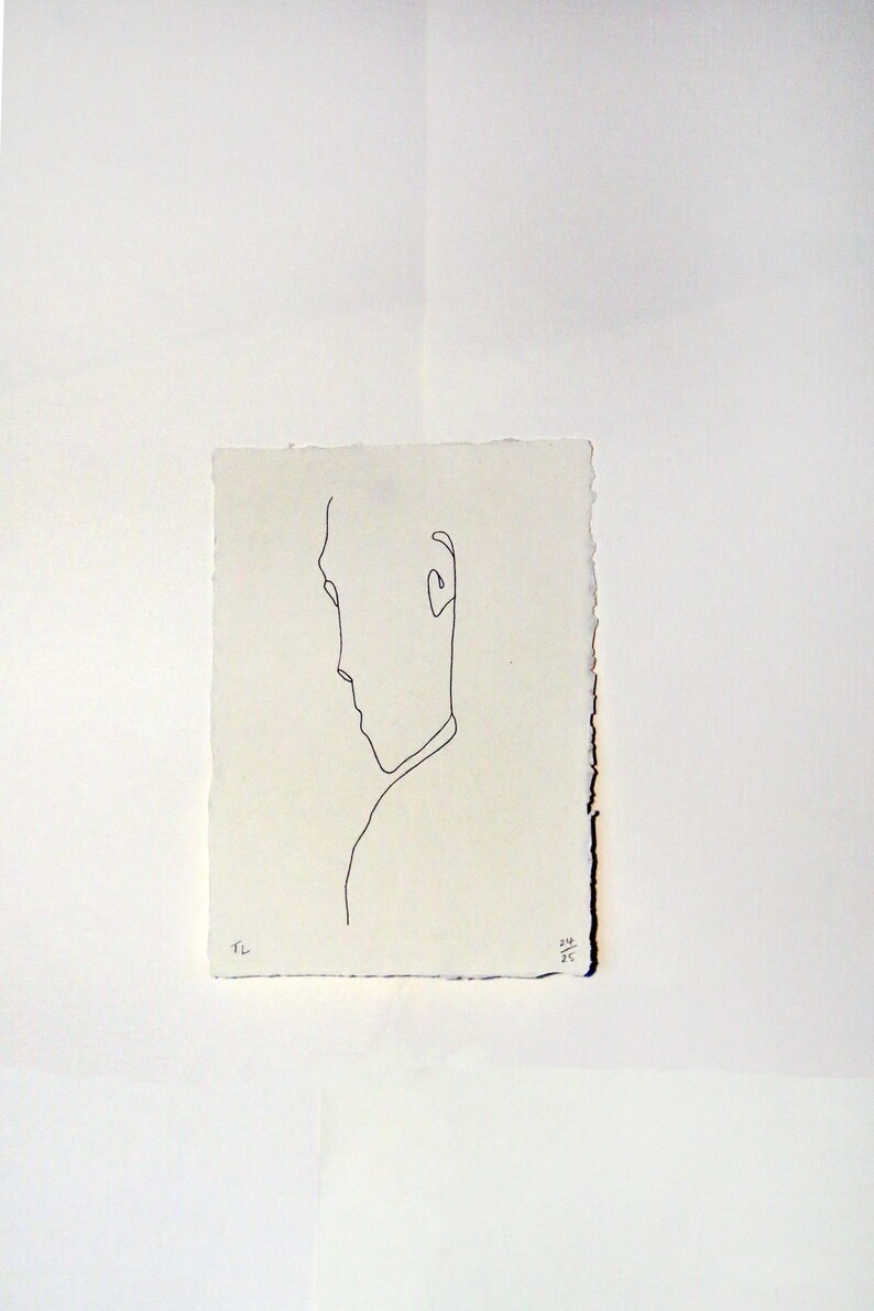 Puede incluir: Un dibujo en blanco y negro de una persona de perfil, con la cabeza y los hombros. El dibujo est&aacute; sobre un fondo blanco y est&aacute; firmado "TL" en la esquina inferior izquierda y "24/25" en la esquina inferior derecha.