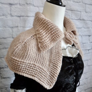 Claire Hunt capelet, Outlander capelet, Outlander cape in Canada, Boar Hunt cape, Hunt collar, Outlander costume, Tunisian crochet pattern