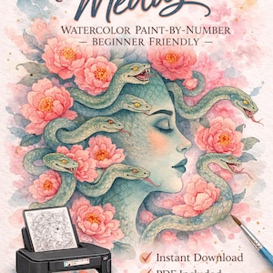 Könnte beinhalten: Aquarell-Malen-nach-Zahlen-Set mit Medusa-Design. Das Bild zeigt ein Profil von Medusa mit Schlangen und rosa Blumen, einen Drucker und gedruckte Bilder. Der Text enthält "Print & Paint Medusa" und "Beginner Friendly."