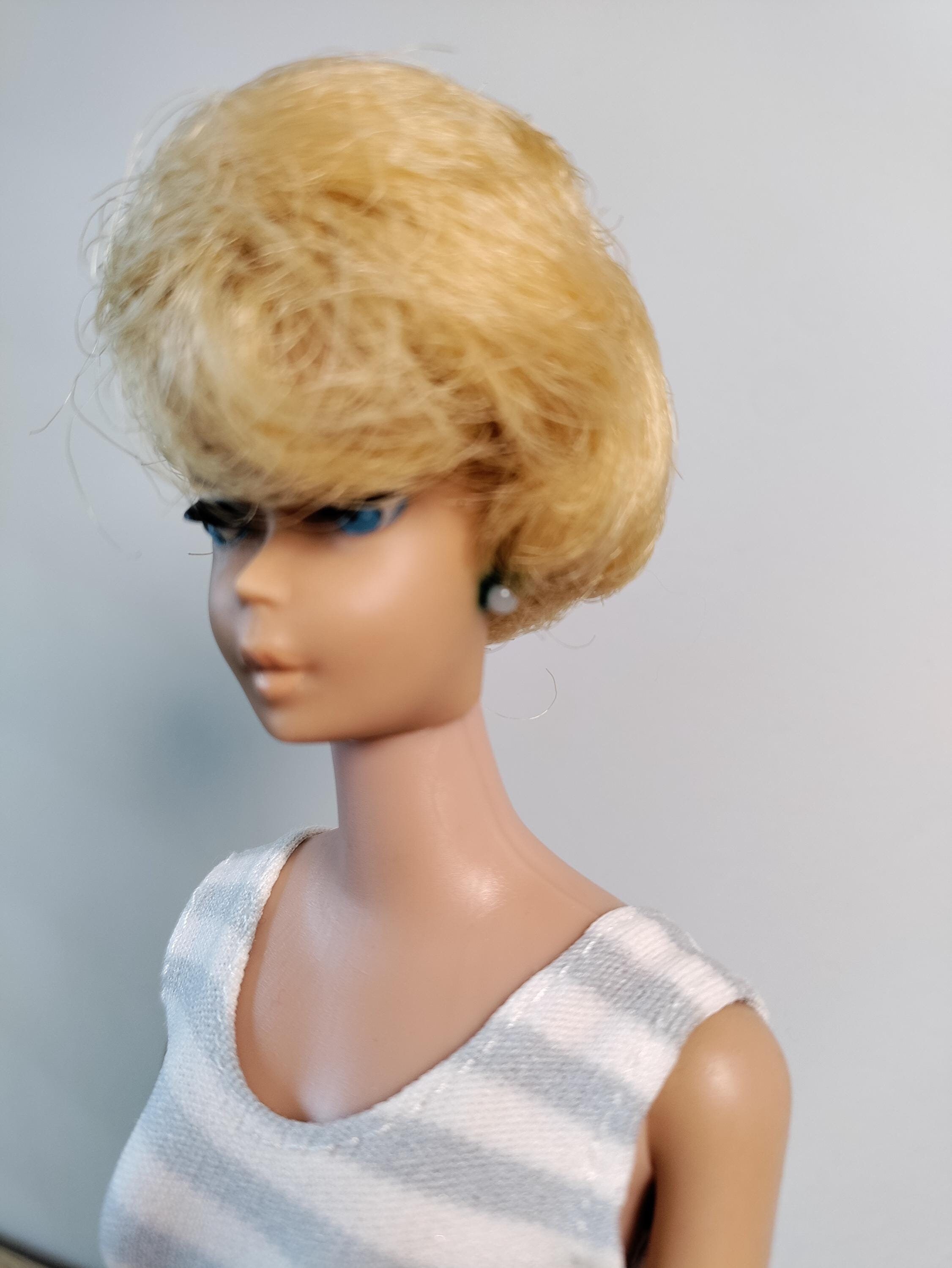 Barbie vintage 60s Bubble Cut blonde avec lèvres blanches