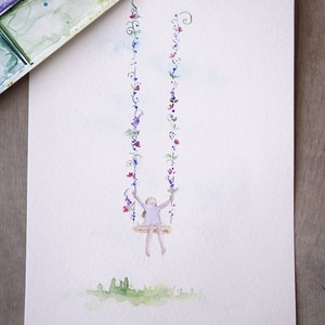 Pode incluir: Pintura em aquarela de uma menina em um balan&ccedil;o com flores roxas, azuis e verdes. O balan&ccedil;o &eacute; feito de duas linhas com flores de cada lado.
