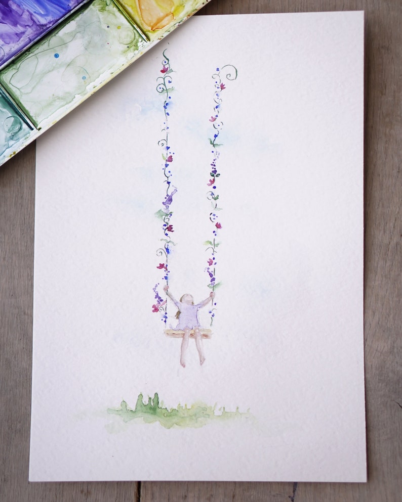 Pode incluir: Pintura em aquarela de uma menina em um balan&ccedil;o com flores roxas, azuis e verdes. O balan&ccedil;o &eacute; feito de duas linhas com flores de cada lado.