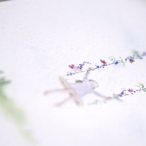 Pode incluir: Uma pintura em aquarela de uma pessoa balan&ccedil;ando em uma videira com flores roxas, azuis e vermelhas.
