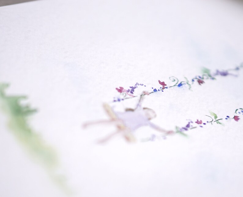 Pode incluir: Uma pintura em aquarela de uma pessoa balan&ccedil;ando em uma videira com flores roxas, azuis e vermelhas.