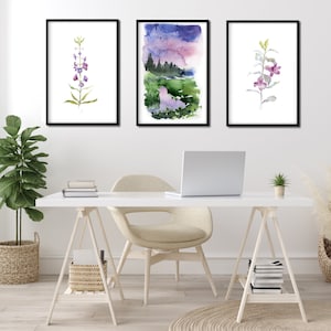 Pode incluir: Tr&ecirc;s impress&otilde;es de arte em aquarela emolduradas. As impress&otilde;es apresentam temas bot&acirc;nicos e paisag&iacute;sticos. Uma impress&atilde;o mostra um arranjo floral roxo e verde. Outra retrata uma paisagem com &aacute;rvores e um corpo de &aacute;gua. A terceira impress&atilde;o mostra uma flor roxa.