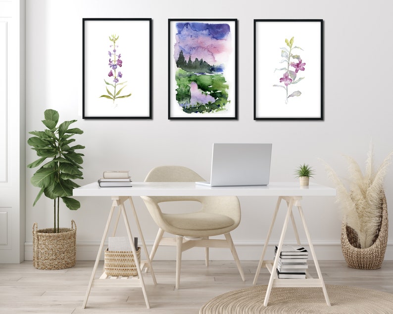 Pode incluir: Tr&ecirc;s impress&otilde;es de arte em aquarela emolduradas. As impress&otilde;es apresentam temas bot&acirc;nicos e paisag&iacute;sticos. Uma impress&atilde;o mostra um arranjo floral roxo e verde. Outra retrata uma paisagem com &aacute;rvores e um corpo de &aacute;gua. A terceira impress&atilde;o mostra uma flor roxa.