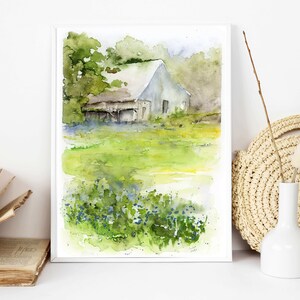 Pu&ograve; includere: Dipinto ad acquerello di un fienile bianco con tetto verde, circondato da erba verde e fiori blu. Il fienile &egrave; sullo sfondo di alberi verdi e cielo blu.