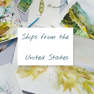 K&ouml;nnte beinhalten: Eine wei&szlig;e Karte mit dem Text "Ships from the United States" in blauer Tinte geschrieben. Die Karte ist umgeben von Aquarellbildern auf Papier.