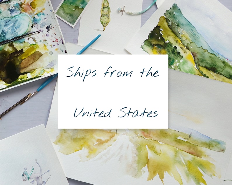 K&ouml;nnte beinhalten: Eine wei&szlig;e Karte mit dem Text "Ships from the United States" in blauer Tinte geschrieben. Die Karte ist umgeben von Aquarellbildern auf Papier.