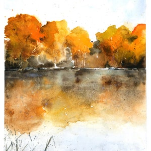 Puede incluir: Pintura acuarela de un paisaje de oto&ntilde;o con una hilera de &aacute;rboles con hojas naranjas y amarillas a lo largo de un lago. El lago es de color gris oscuro y el fondo es azul claro.