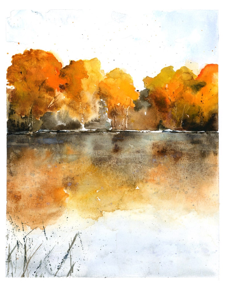 Puede incluir: Pintura acuarela de un paisaje de oto&ntilde;o con una hilera de &aacute;rboles con hojas naranjas y amarillas a lo largo de un lago. El lago es de color gris oscuro y el fondo es azul claro.