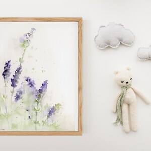 K&ouml;nnte beinhalten: Ein Aquarellbild von Lavendelbl&uuml;ten in einem Holzrahmen. Das Bild ist auf wei&szlig;em Hintergrund und zeigt violette und gr&uuml;ne Farbt&ouml;ne.