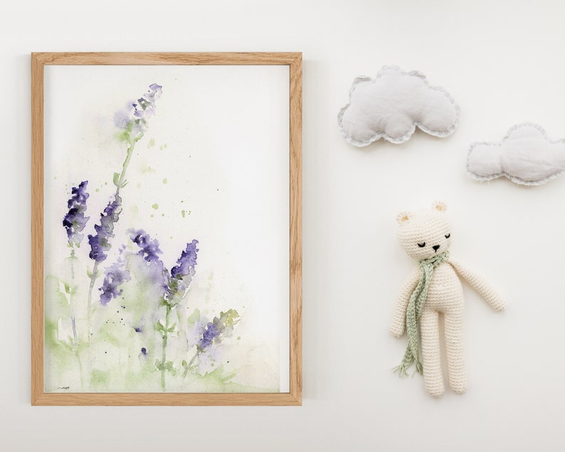 K&ouml;nnte beinhalten: Ein Aquarellbild von Lavendelbl&uuml;ten in einem Holzrahmen. Das Bild ist auf wei&szlig;em Hintergrund und zeigt violette und gr&uuml;ne Farbt&ouml;ne.