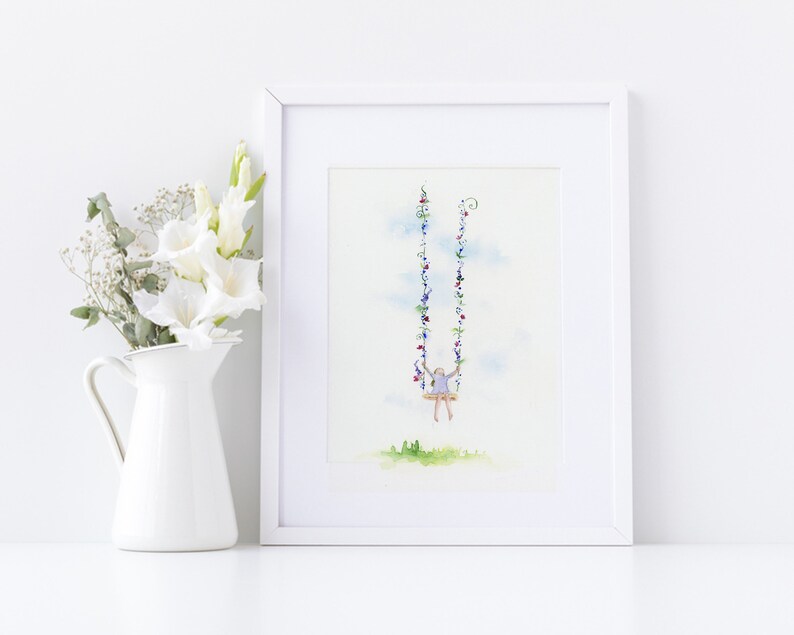 Pode incluir: Uma pintura em aquarela de uma menina em um balan&ccedil;o feito de flores. O balan&ccedil;o est&aacute; contra um c&eacute;u azul claro com nuvens brancas. A menina est&aacute; vestindo uma camisa roxa e uma saia branca.
