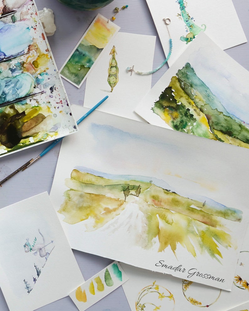 Puede incluir: Una pintura de acuarela de un paisaje con un camino que lleva a una colina en la distancia. La pintura est&aacute; hecha en tonos de amarillo, verde y azul. La firma del artista, "Smadar Grossman", es visible en la esquina inferior derecha.