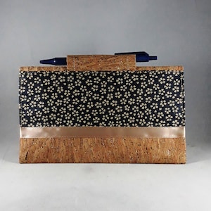 porte chéquier liège en France/porte-stylo/étui cartes pour femme/liège pailleté or/coton enduit fleurs bleu marine/beige taupe