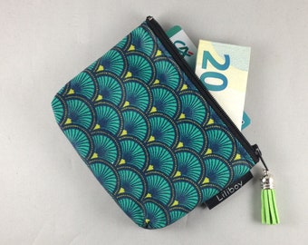 Smaragdgroen gecoat katoenen zakje met ritssluiting, kaarthouder van kurk en kunstleer