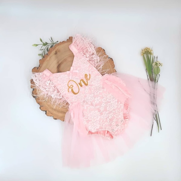 Robe premier anniversaire 1 an, tenue 1er anniversaire fille, barboteuse plumes Cake Smash, robe tutu rose un an, tenue princesse pour séance photo.