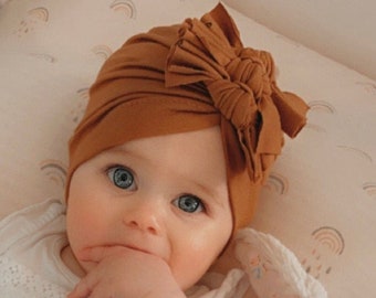 Bonnet turban bébé fille, turban tendance marron cannelle, bonnet turban noué, turban bébé à triple noeud, accessoires de mode automne bébé bohème