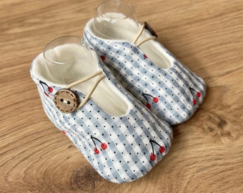 Chaussons bébé, couvre-couche et bavoir - Cerises de Vichy