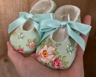 Chaussons bébé fleurs et abeilles - Différentes pointures