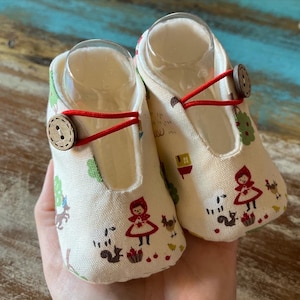 Babyschuhe und Lätzchen Rotkäppchen und der Wolf - Verschiedene Größen