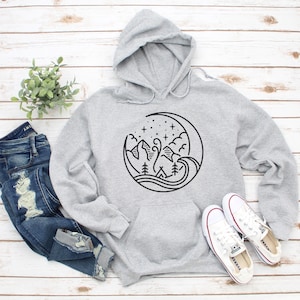 Mama Bear Hoodie Mama Bear Sweatshirt Plus Size Clothing Available Mom Christmas Gift Outdoorsy Gift for Her Mom Birthday Gift Bear Etsy Italia