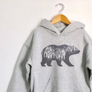 Bear Mountain Kids Hoodie para jóvenes/ Cozy adventure hoodies para invierno/ Ropa de clima frío para niños/ Ropa de naturaleza que es única Heather Gray