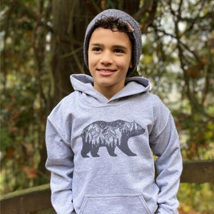 Bear Mountain Kids Hoodie para jóvenes/ Cozy adventure hoodies para invierno/ Ropa de clima frío para niños/ Ropa de naturaleza que es única imagen 1