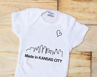 Hecho en Kansas City ONESIE® / nacido en Kansas City/ Kansas City/ missouri/ ONESIES/ anuncio de embarazo/ regalo de baby shower/ nuevo regalo de bebé