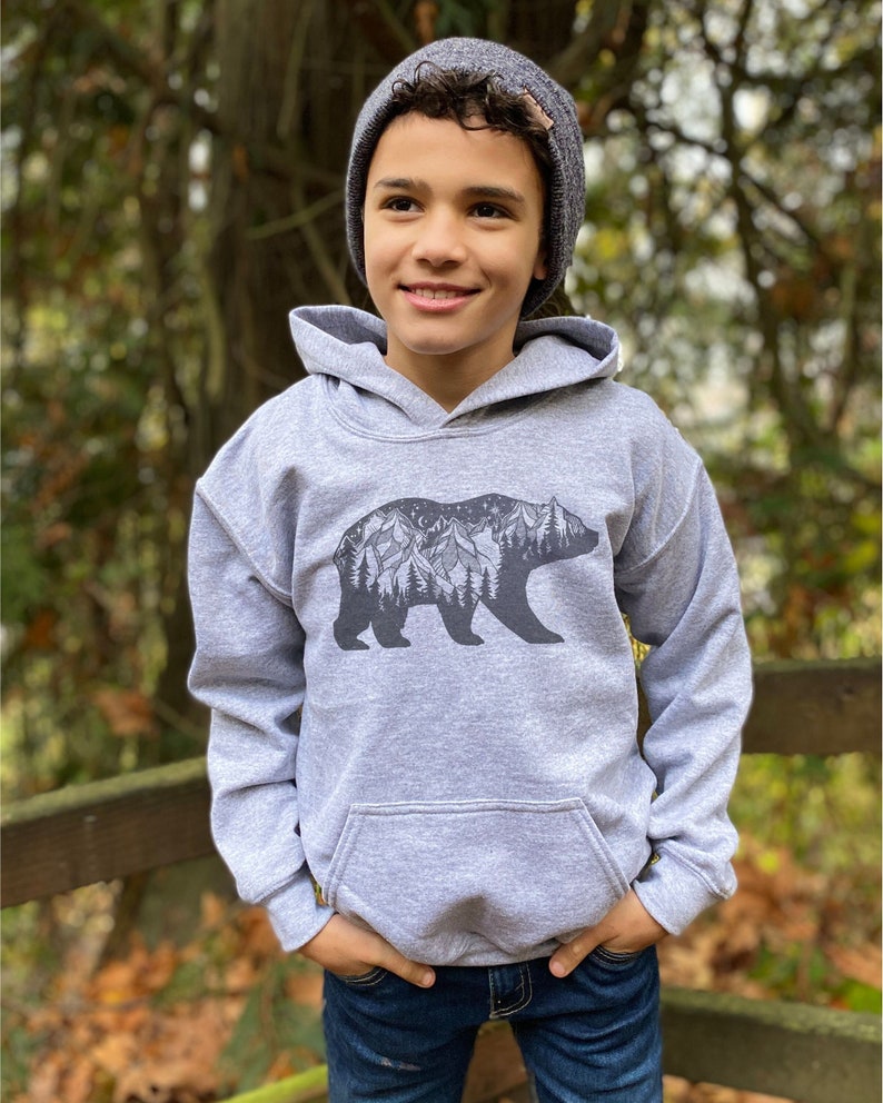 Bear Mountain Kids Hoodie para jóvenes/ Cozy adventure hoodies para invierno/ Ropa de clima frío para niños/ Ropa de naturaleza que es única imagen 1
