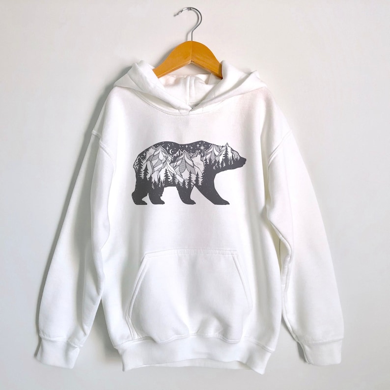 Bear Mountain Kids Hoodie para jóvenes/ Cozy adventure hoodies para invierno/ Ropa de clima frío para niños/ Ropa de naturaleza que es única Classic White