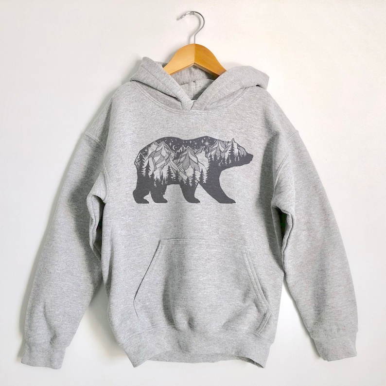 Bear Mountain Kids Hoodie para jóvenes/ Cozy adventure hoodies para invierno/ Ropa de clima frío para niños/ Ropa de naturaleza que es única Heather Gray