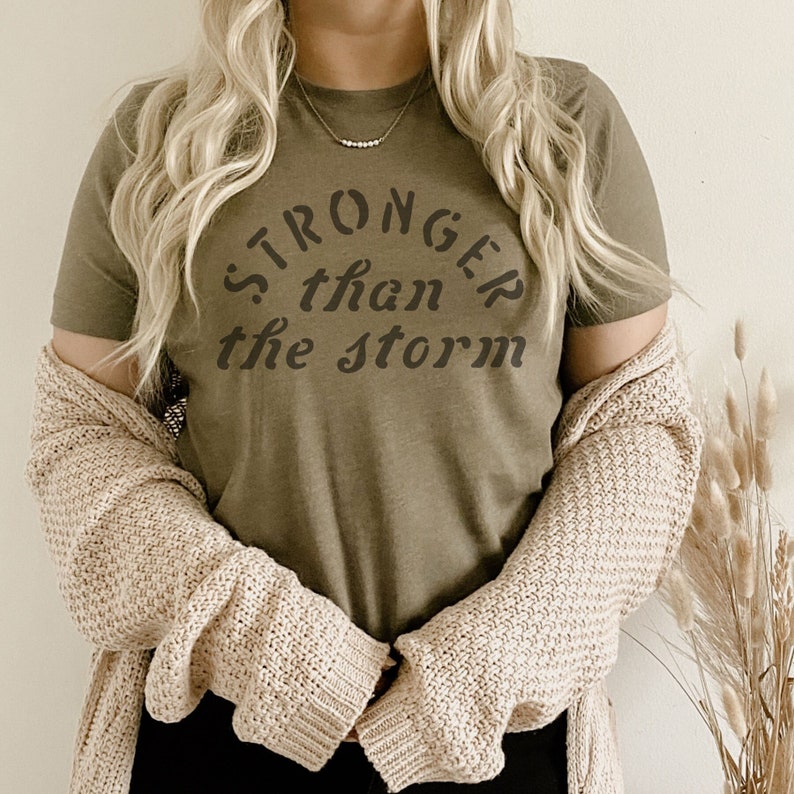 Chemise Stronger than the Storm pour femme et homme Chemise affirmations positives T-shirt de santé mentale T-shirt de motivation T-shirts inspirants Olive