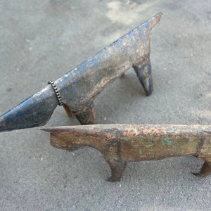Hundeskulptur aus recyceltem Metall