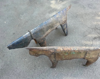 Sculpture de chien en métal recyclé