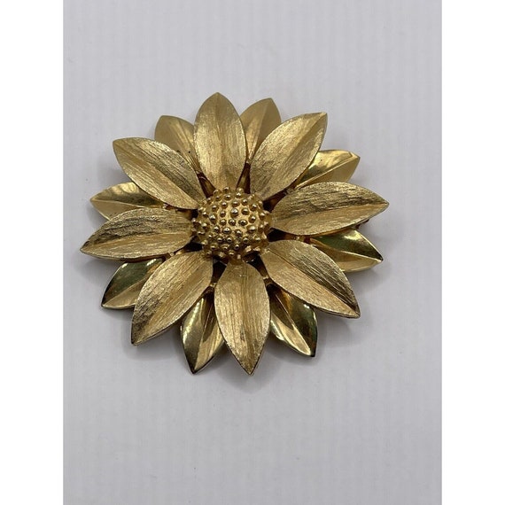 Gold Daisy Flower Brooch Vtg Sarah Coventry Pin F… - image 1