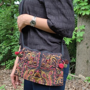 Braun Maroon Pom Pom Crossbody | Fairtrade | Handwerker | Geschenk | Fairtrade-Geschenk | Geschenk für sie | Bereit zum Geschenk | Ethisches Geschenk