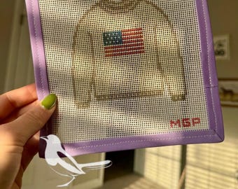 Può includere: Tela per punto aghi con disegno di maglione beige e bandiera americana. Bordo lavanda. Iniziali "MSP" in rosso. Logo Magpie Needlepoint in basso. Dimensioni: circa 20 cm per lato.