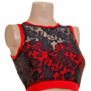 Pole Dance Wear Crop Top Sweetheart Hals und Schlüpfer Rot mit schwarzer Spitze überlagert.