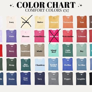 Puede incluir: Una carta de colores Comfort Colors 1717 que muestra cuarenta y ocho muestras de tela de camiseta en varios tonos, incluyendo blanco, amarillo, rosa, rojo, verde, azul y negro. Cada muestra tiene su nombre, con dos elementos tachados.