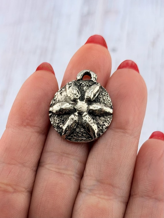 Rustic Round Flower Pendant,Antiqued Pewter Bold Charms,Unique Silver Findings, Boho DIY Jewelry Supplies,Artisan Jewelry,Wholesale,PT489