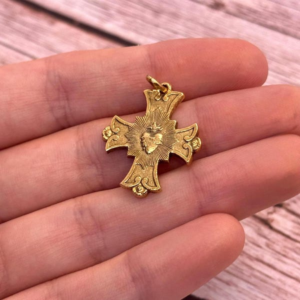 Sacred Heart Charm,Antiqued 18K Gold Plated, Antiqued Gold Findings,Jewelry Making Supplies,Religious Medals,Catholic Medallions,DIY,AG039