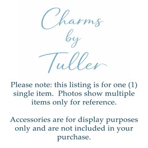 Peut inclure: Fond blanc avec le texte "Charms by Tuller" en police script l&eacute;g&egrave;re bleu clair. Du texte suppl&eacute;mentaire pr&eacute;cise que l'annonce concerne un seul article, les accessoires &eacute;tant uniquement &agrave; des fins d'affichage.