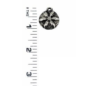 Op de afbeelding: Een kleine, ronde, zilverkleurige metalen bedel met een bloemmotief. De bedel heeft een lus aan de bovenkant om aan een ketting of andere sieraden te bevestigen. De bedel heeft een diameter van ongeveer 2,5 cm.