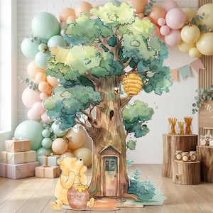 Puede incluir: Un gran expositor de cart&oacute;n troquelado con una ilustraci&oacute;n estilo acuarela de un &aacute;rbol alto con una colmena, una peque&ntilde;a puerta de madera en la base y un oso amarillo sentado delante sosteniendo un tarro de miel con la etiqueta Hunny.